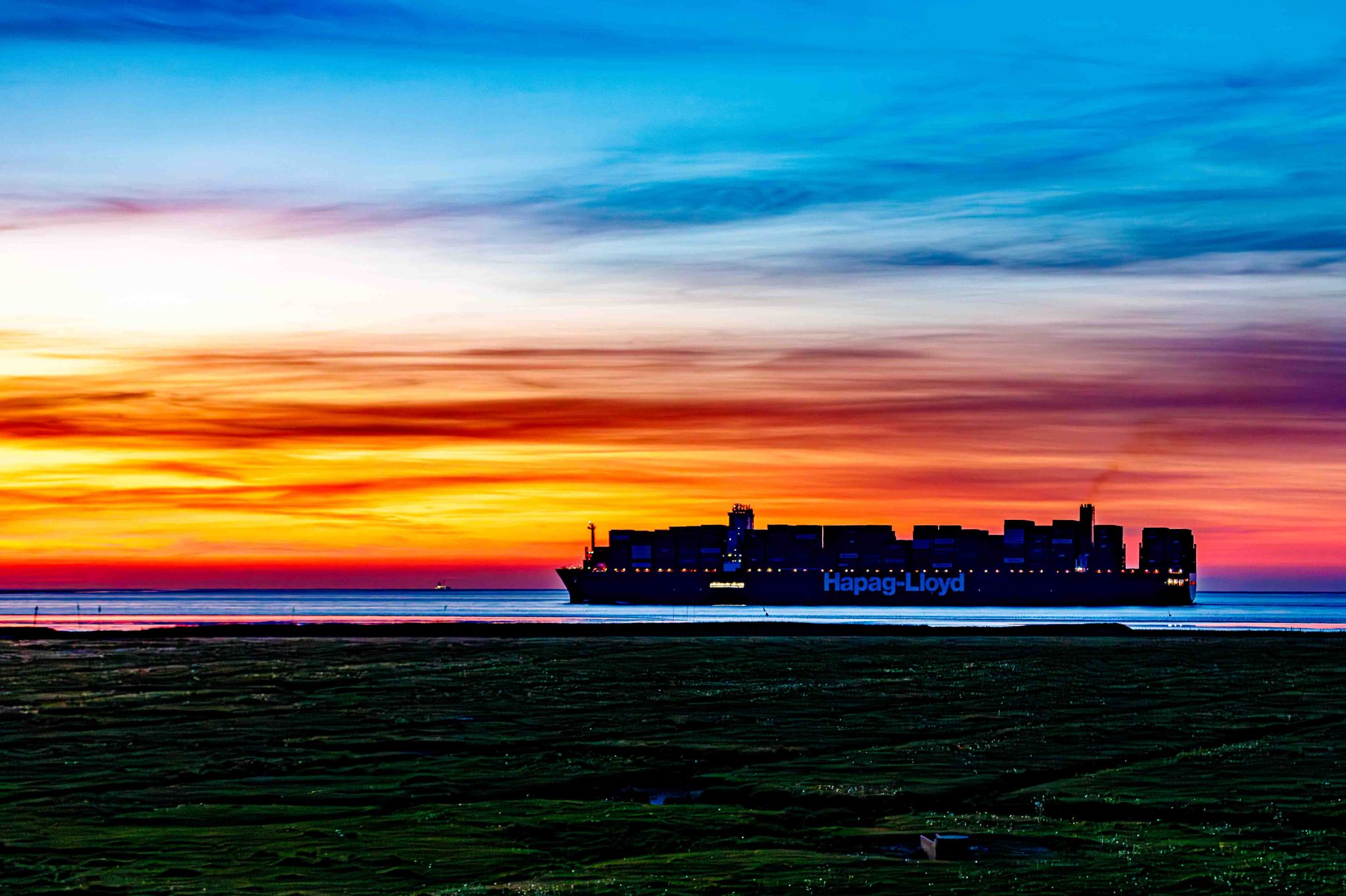 Busan Express im Sonnenuntergang bei Otterndorf